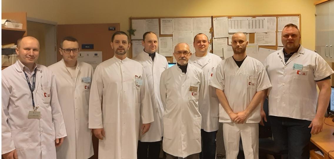ośmiu członków zespołu pracowni ośmiu członków zespołu pracowni