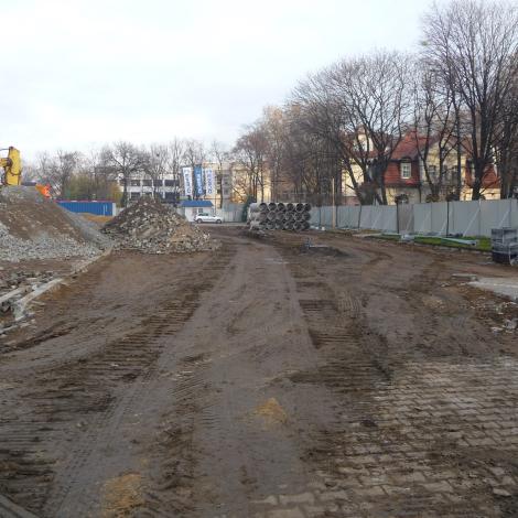  Listopad 2019, otoczony plac budowy, sprzęt budowlany i rury