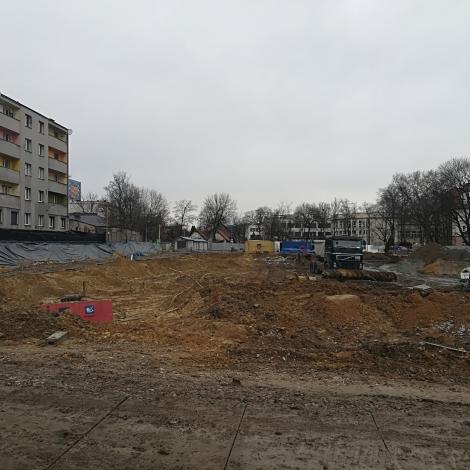 rozkopany plac, w tle blok mieszkalny - Luty 2020