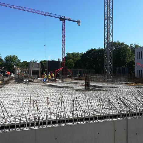 wylany beton, uwidoczniona część zbrojenia - Czerwiec 2020