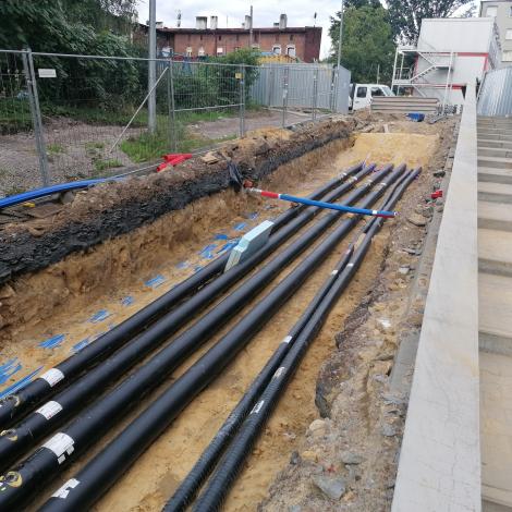 sześć czarnych rur ułożonych w wykopie - Lipiec 2020