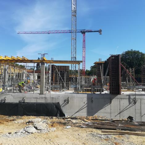 żurawie na placu budowy- Sierpień 2020