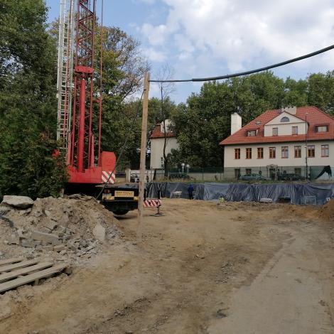 utwardzony plac, dźwig i budynek Szpitala Specjalistycznego - Wrzesień 2020