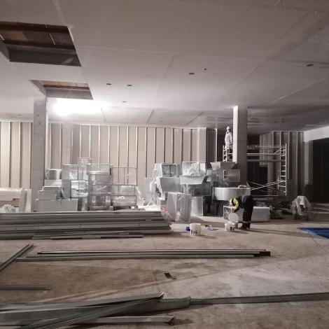 ułożone materiały budowlane, fachowcy podczas pracy- Listopad 2020