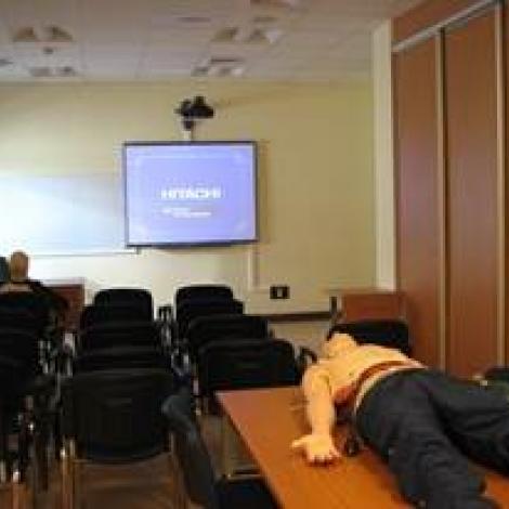 fantom leżący na stole w sali seminaryjnej