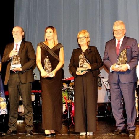 laureaci wyróznienia, prezydent miasta Zabrze i przedstawiciel Urzędu