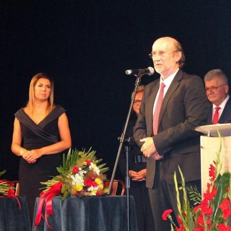 przemawiający profesor Knapik
