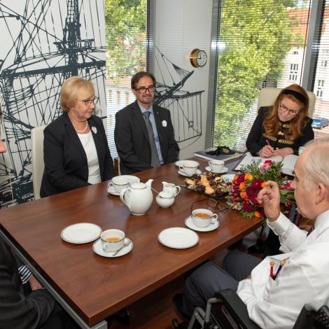 księżna, profesor Zembala, prezydent miasta Zabrze i goście siedzący przy stole