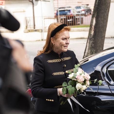 księżna Sarah Ferguson z bukietem kwiatów przy samochodzie