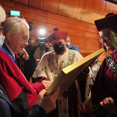 profesor Zembala otrzymujący tytuł honorowy profesora SUM