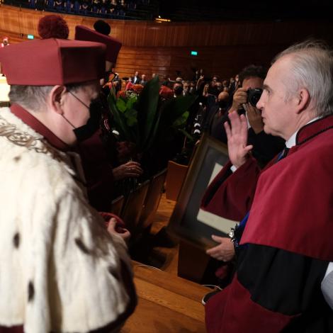 moment nadawania tytułu Profesora Honorowego SUM
