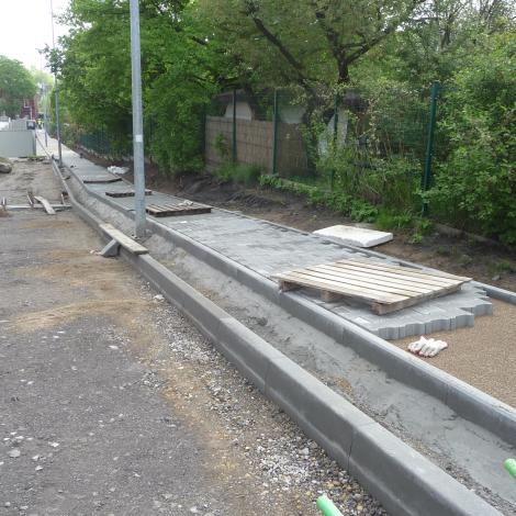 utwardzona droga wewnętrzna i układanie chodnika z kostki brukowej 