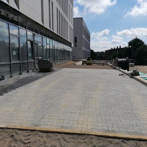 układanie popielatej kostki brukowej przed wejściem