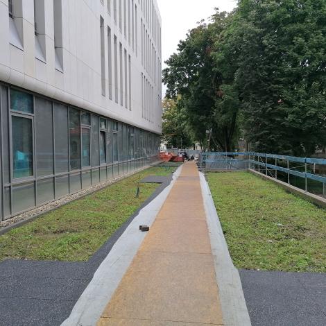 dojście - chodnik do budynku A+ na ukończeniu