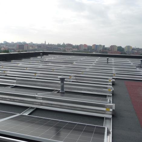 montowanie solarów na dachu A+