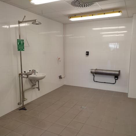 umywalka, prysznic w powstającej łazience dla osób z niepełnosprawnościami