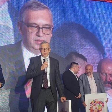 Doktor Szymon Pawlak odbiera w imieniu SCCS wyróżnienie w kategorii 