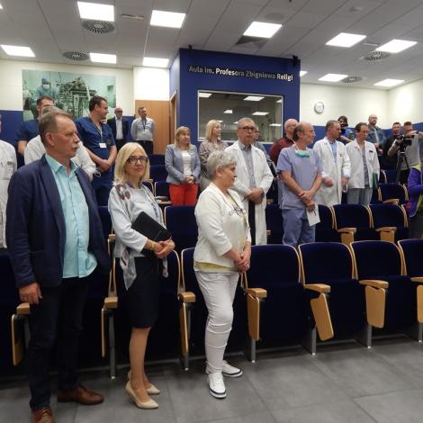 stojący pracownicy SCCS podczas podpisania umowy
