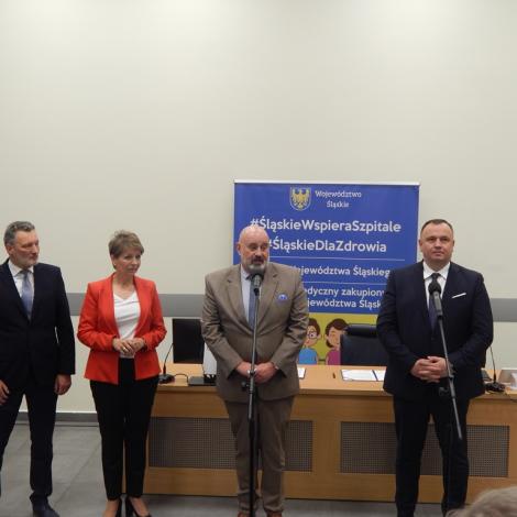 przemawiający prof. Przybyłowski w otoczeniu dygnitarzy