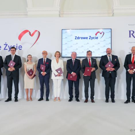 wszyscy członkowie stojący z nominacjami