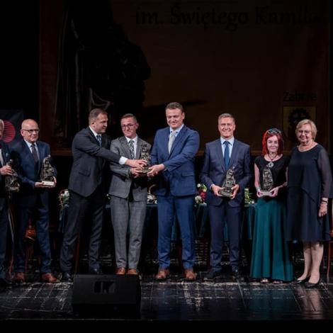 wszyscy laureaci honorowego wyróżnienia w towarzystwie pani Prezydent Miasta Zabrze i Przewodniczącej Rady Miasta 