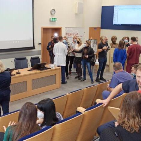 Dziennikarze rozmawiają z członkami ekipy przeszczepiającej