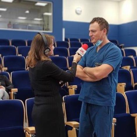dr hab. Marek Ochman udzielający wywiadu pani redaktor 