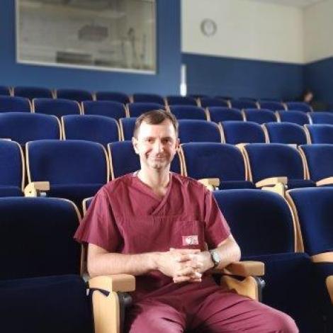 dr Igor Humenny siedzący w Auli SCCS