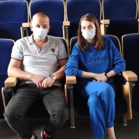 Pacjentka po przeszczepie wraz z mężem siedzący w Auli im. prof. Religi w SCCS