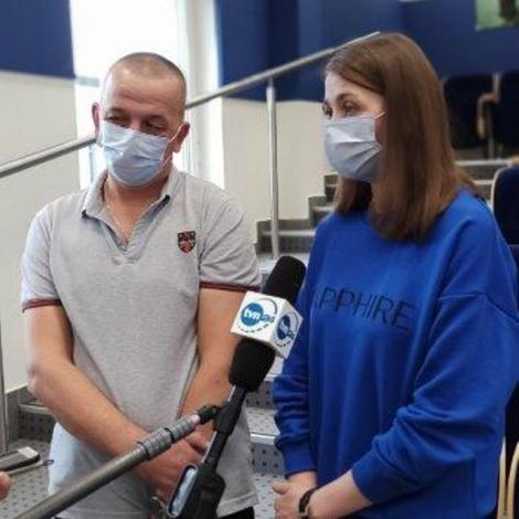 Pacjentka z Ukrainy udzielająca wywiadu, obok stoi małżonek