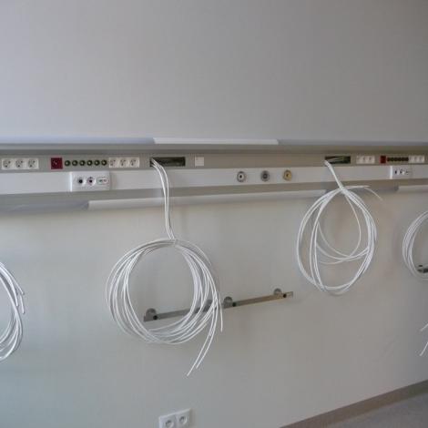kable wiszące ze sciany w sali chorych