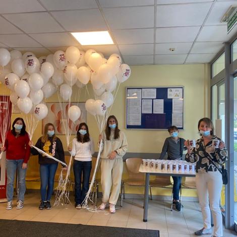 organizatorzy zapraszający pacjentów z gadżetami