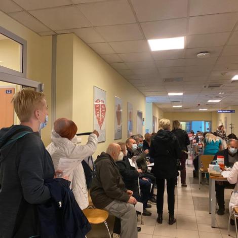 tłum w oczekiwaniu na badania