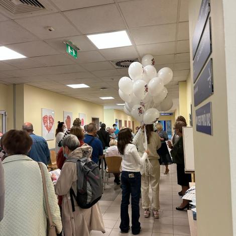 personel rozdający balony gościom