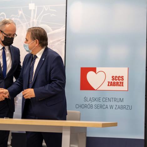 Uścisk dłoni Ministra Zdrowia Adama Niedzielskiego z prof. Tomaszem Szczepańskim