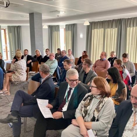 Uczestnicy siedzący w auli podczas Warsztatów