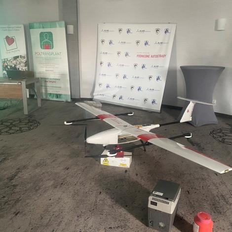 dron na podłodze sali wykładowej