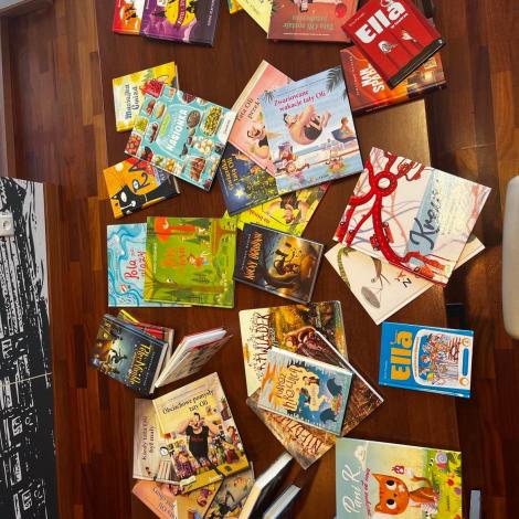 Książki dla dzieci rozłożone na stole