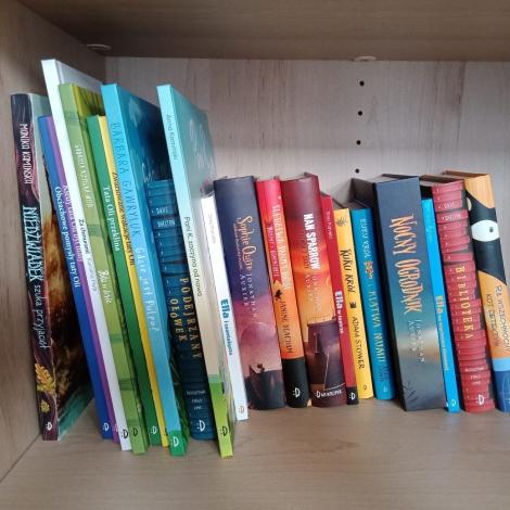 dziecięce książki na półce