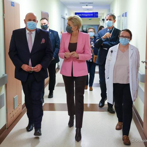 Pierwsza Dama idąca korytarzem z przedstawicielami SCCS