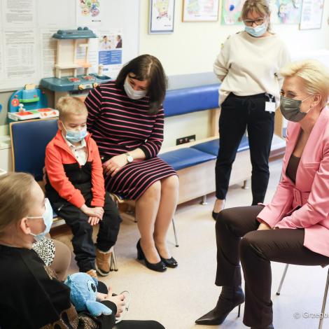 Pierwsza Dama podczas rozmowy z małymi pacjentami