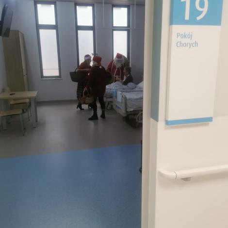 Wręczanie prezentów pacjentom w salach chorych