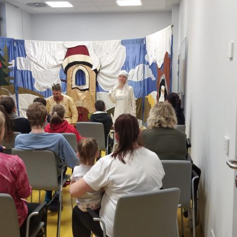 dzieci oglądające przedstawienie