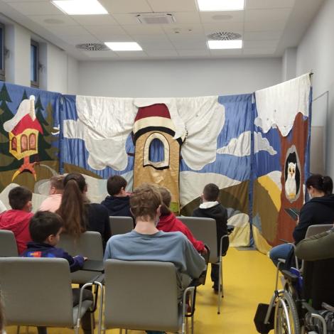Personel wraz z dziećmi oczekujący na przedstawienie