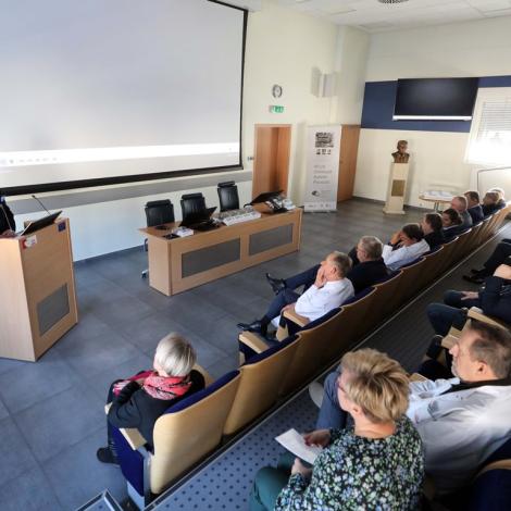 Profesor Przybyłowski przemawiający do audytorium