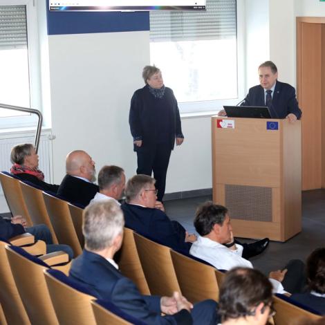 profesor Szczepański wygłaszający mowę do audytorium