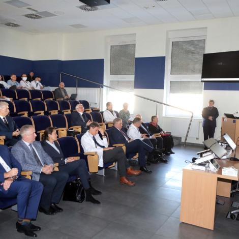 Ludzie zebrani w Auli im. prof. Religi podczas wykładu