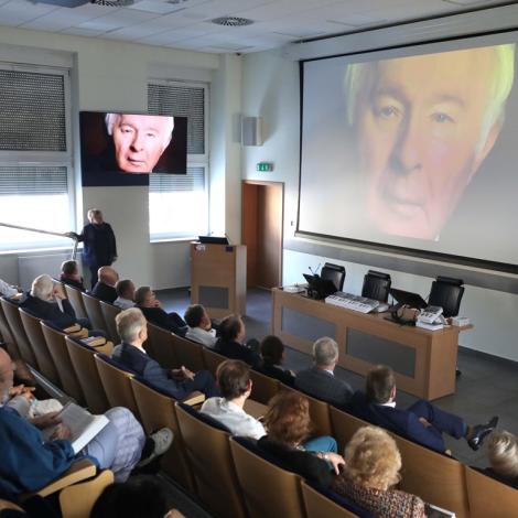 Publicznośc oglądająca film o profesorze Stanisławie Pasyku