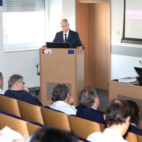 Profesor Andrzej Lekston zwracający się do publiczności