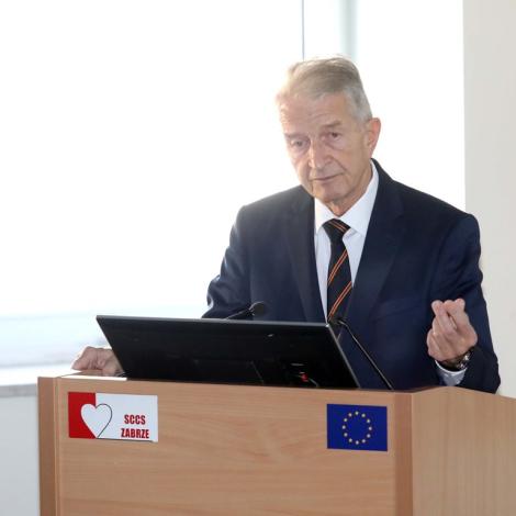 Profesor Andrzej Lekston przy mówncy